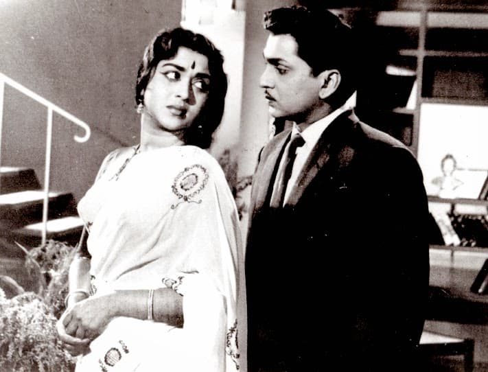 నాలుగు కళ్ళు రెండైనాయి