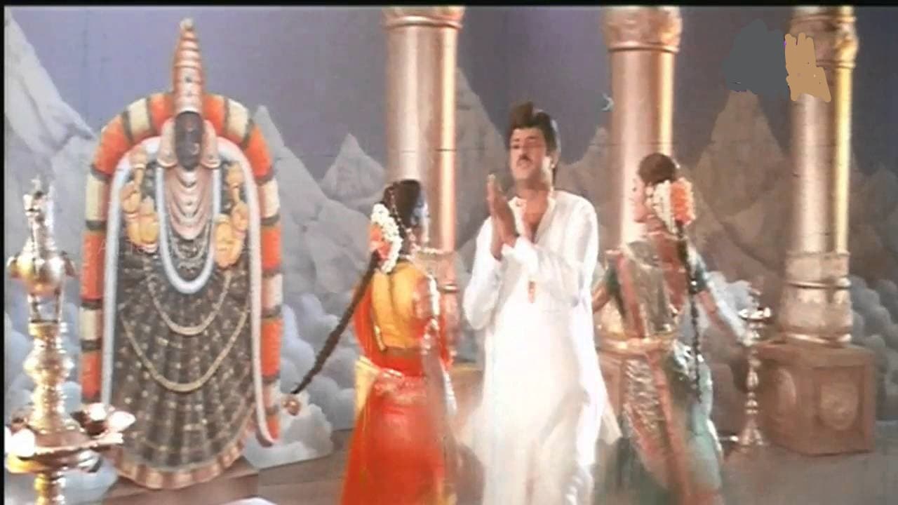 ఇరువురు భామల కౌగిలిలో